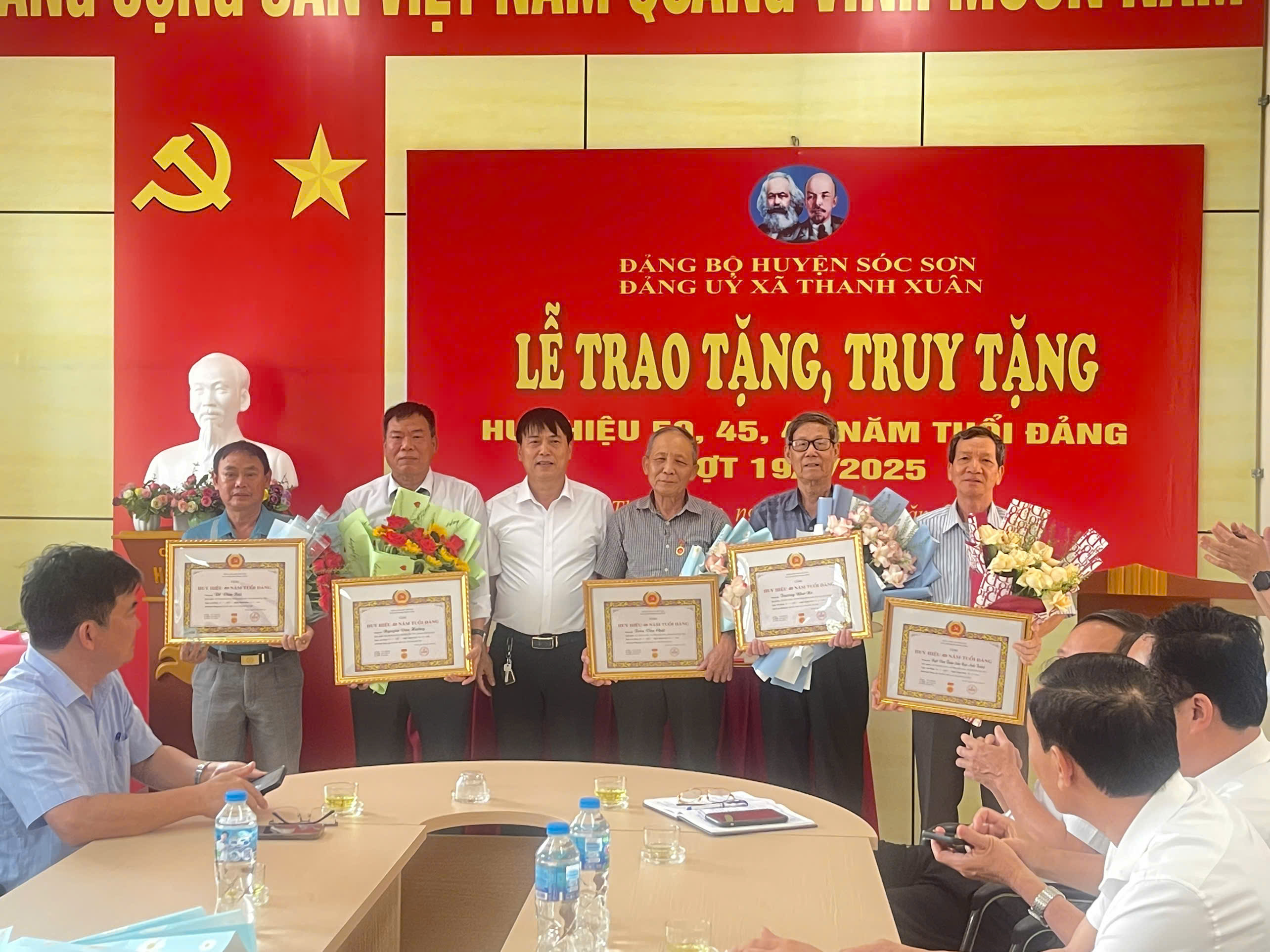 ĐẢNG BỘ XÃ THANH XUÂN  TỔ CHỨC LỄ TRAO HUY HIỆU ĐẢNG
